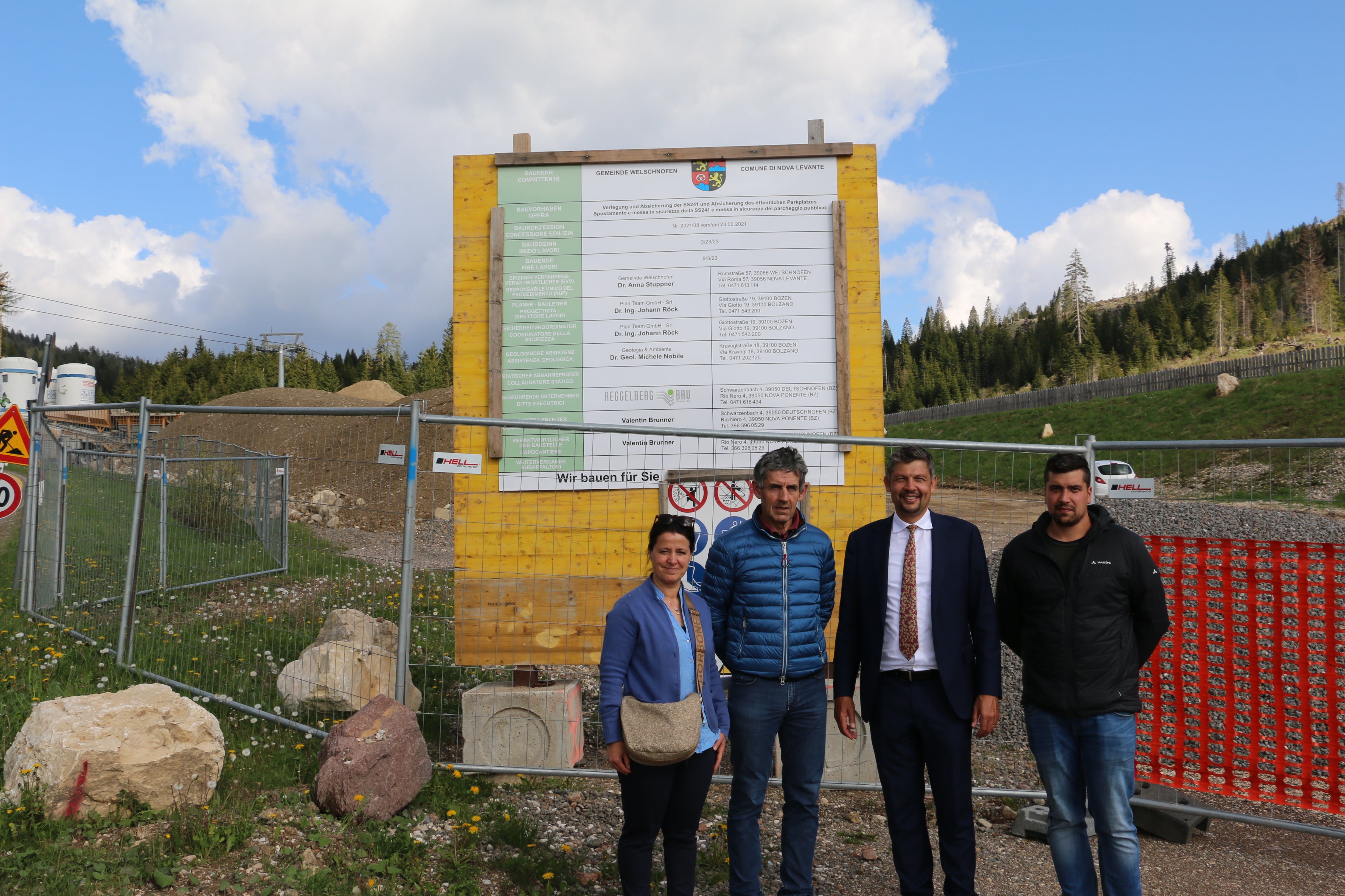 Gemeinsam wollen Land, Gemeinde Welschnofen und IDM das Gebiet um den Karersee sanft er-fahrbar machen. Über mögliche Maßnahmen haben sich (v.l.) Gemeindereferentin Christine Federer Dejori, Bürgermeister Markus Dejori, Mobilitätslandesrat Daniel Alfreider und Gemeindereferent Hannes Meraner kürzlich ausgetauscht. (Foto: LPA/Patrick Thaler)