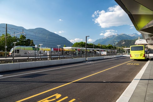 Ab Sonntag, 14. Juni, wird der Fahrplan auf der Bahnstrecke Bruneck–Innichen um 15 Minuten verschoben. Dadurch müssen Pendlerinnen, Pendler und Reisende in Bruneck keinen viertelstündigen Halt mehr einlegen. (Foto: LPA/Manuela Tessaro)
