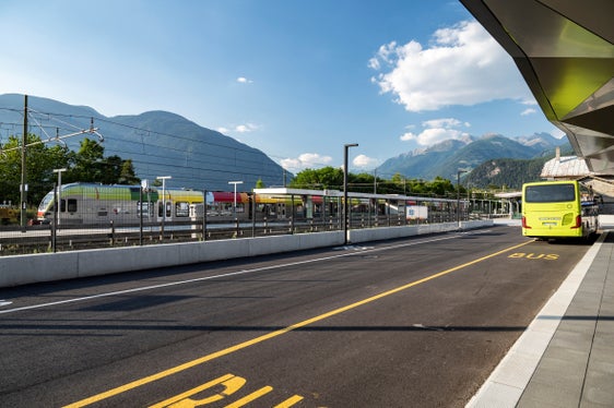 Da domenica 14 giugno viene slittato di quindici minuti l’orario ferroviario della tratta ferroviaria Brunico-San Candido. Ciò consentirà a pendolari e viaggiatori di non dover effettuare la sosta di un quarto d’ora alla stazione di Brunico. (Foto: USP/Manuela Tessaro