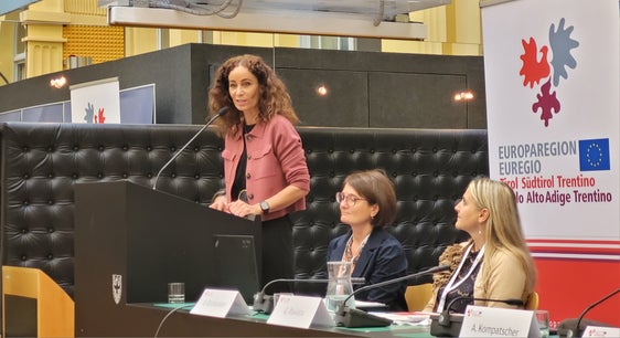 Die Tiroler Landesrätin für Soziales, Inklusion und Frauen Eva Pawlata (1.v.l.) ging auf die Gleichstellungsstrategien in Tirol ein, im Bild mit Euregio-Projektleiterin Roberta Tomazzoni (2.v.l.)und Ulrike Oberhammer, Präsidentin des Landesbeirats für Chancengleichheit für Frauen (3.v.l.). (Foto: Euregio/Armin Gluderer)
