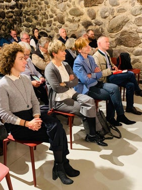 Interessiertes Publikum: in der ersten Reihe v. l. Elena Bertò und Marilena Defrancesco vom Generalsekretariat der Euregio, Martha Stocker und Christoph von Ach von der Euregio (Foto: Euregio)