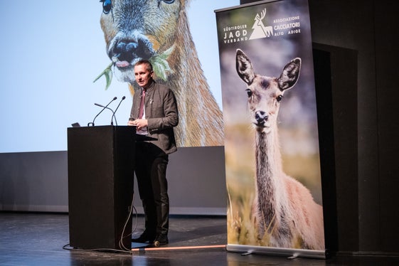 Die Jagd hat in Südtirol einen hohen Stellenwert, weil alle gute Arbeit leisten: Forstwirtschaftslandesrat Luis Walcher bei der Jägerprüfungsfeier am 26. November im Waltherhaus in Bozen. (Foto: LPA/Bernhard Aichner) (Foto: LPA/Bernhard Aichner)