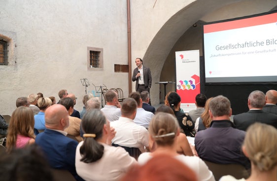L'Assessore provinciale all’Istruzione Philipp Achammer: “Il nostro compito non è portare i dibattiti sociali nelle aule scolastiche, bensì fornire a bambini e giovani quelle abilità di base, competenze e attitudini di cui hanno bisogno per costruire il proprio futuro con consapevolezza e senso di responsabilità”. (Foto: USP/Direzione Istruzione e Formazione tedesca/Margit Pichler).