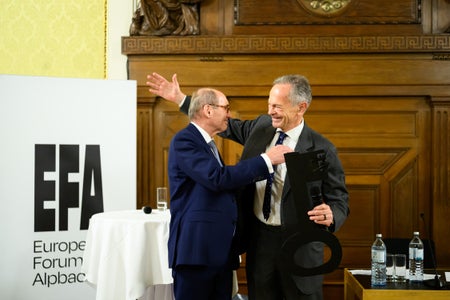 Schlüsselübergabe beim Europäischen Forum Alpbach: Der neue Präsident Othmar Karas (l.) mit seinem Vorgänger Andreas Treichl (r.) (Foto: EFA/Max Slovencik)