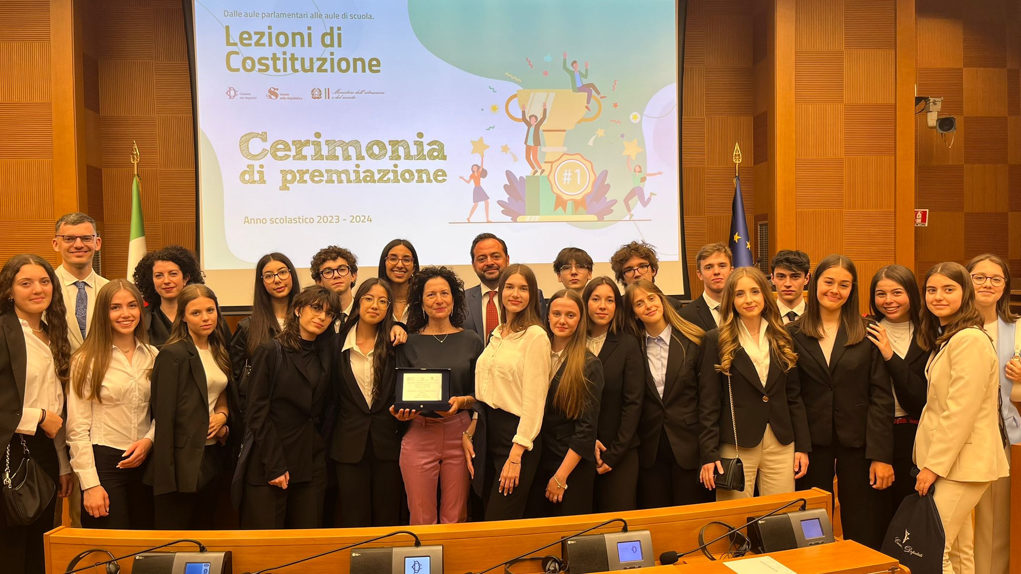 Ieri (29 maggio) la classe III H del Liceo classico Carducci di Bolzano è stata premiata a Montecitorio, alla presenza del presidente della Camera Lorenzo Fontana,  per il concorso “Lezioni di Costituzione” (Foto: ASP/Liceo classico Carducci)