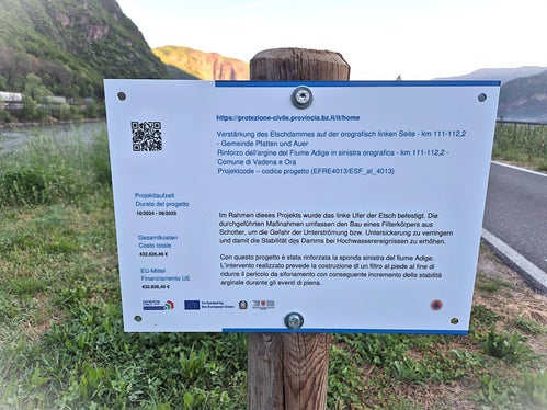 Mit Geldern des Europäischen Fonds für regionale Entwicklung EFRE hat das Amt für Wildbachverbauung Süd in der Agentur für Bevölkerungsschutz den Damm auf der orografisch linken Seite der Etsch im Abschnitt 111 bis 112,2 Kilometer verstärkt. (Foto: LPA/Amt für Wildbachverbauung Süd in der Agentur für Bevölkerungsschutz)