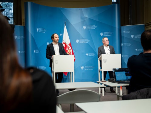 Landesrat Philipp Achammer und Bildungsdirektor Gustav Tschenett stellten am 3. März die ersten Ergebnisse der Online-Umfrage und die nächsten Schritte des Bildungsdialogs vor. (Foto: LPA/Fabio Brucculeri)
