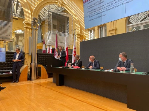 La presentazione dello studio a Palazzo Widmann. Da sin.:  il moderatore e project manager Stefan Graziadei, il presidente Arno  Kompatscher ed i professori Obwexer, Bußjäger e Woelk (Foto: Euregio)