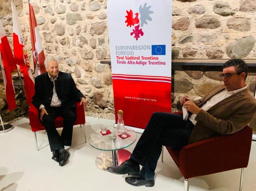 Der Tiroler Alt-Landeshauptmann Wendelin Weingartner im Gespräch mit Moderator Matthias Fink vom Generalsekretariat der Euregio (Foto: Euregio)