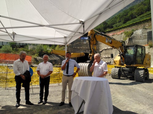 Proprio perché sulla strada statale della Val Venosta transitano ogni giorno più di 13.000 veicoli e anche se molte persone utilizzano la ferrovia della Val Venosta, l'intervento è importante, ha sottolineato l'assessore provinciale Alfreider (secondo da destra) al cantiere con l'assessore provinciale Schuler, il vicepresidente del Consiglio provinciale Noggler e il sindaco Tappeiner. (Foto: ASP/Angelika Schrott)