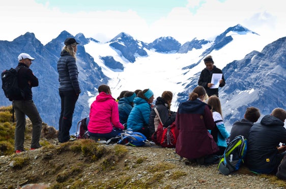 Bei Vorträgen, Exkursionen und Workshops haben sich die Oberschülerinnen und Oberschüler intensiv mit dem Thema Gletscher, Geologie und Botanik des Hochgebirges im Nationalpark Stilfserjoch auseinandergesetzt. (Foto: LPA/Christian Aspmair)