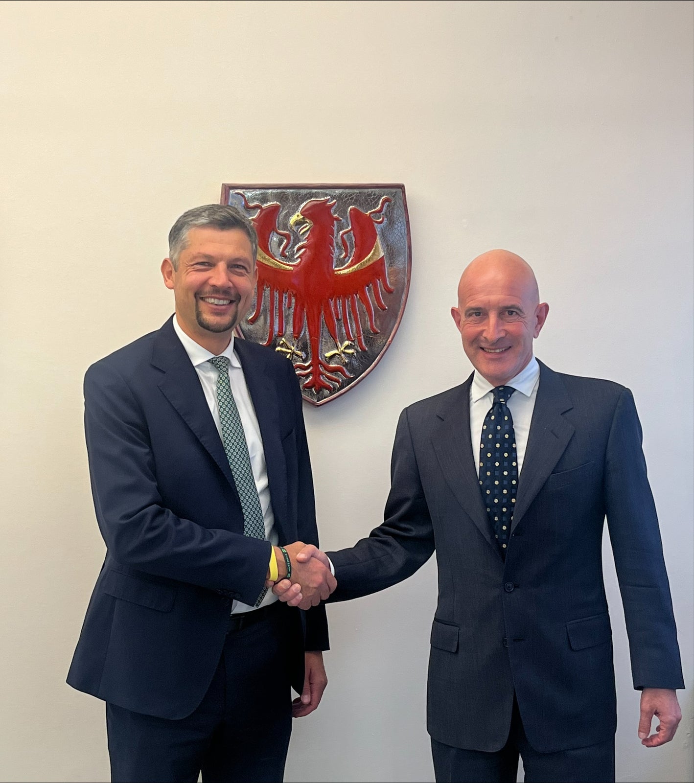 La stretta di mano tra l'assessore provinciale alla Mobilità e alle Infrastrutture, Daniel Alfreider, e l'amministratore delegato di Simico e commissario di Governo Fabio Massimo Saldini. (Foto:  (Foto: USP/Bruno Benedetto)