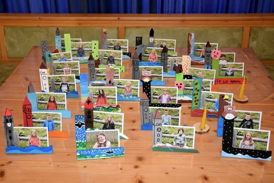 Auch gemeinsames Basteln war angesagt, so fertigten die Jugendlichen Fotorahmen an. (Foto: Wolfgang Thöni)