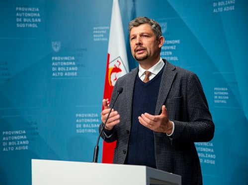 Um mehr Sicherheit für die Verkehrsteilnehmer zu schaffen, sind ständige Arbeiten an den bestehenden Straßeninfrastrukturen erforderlich, betont Mobilitätslandesrat Daniel Alfreider. (Foto: LPA/Fabio Brucculieri)