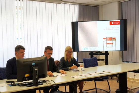 Un protocollo per la gestione dell'ansia all'interno delle scuole. Nella foto (da sinistra) Christian Rispoli, Ispettore per il Servizio Inclusione e consulenza scolastica, il sovrintendente scolastico Vincenzo Gullotta e la dottoressa Donatella Arcangeli, primaria del Servizio Provinciale di Psichiatria e Psicoterapia dell’Età evolutiva della Azienda Sanitaria dell’Alto Adige. (Foto: USP/Direzione Istruzione e Formazione italiana)