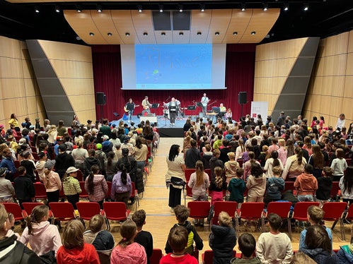 An die 6000 Schülerinnen und Schüler haben sich mit ihren Lehrpersonen am Projekt Singende Klasse - Singende Schule beteiligt; das Bild entstand während der Abschlussveranstaltung im Forum in Brixen am 23. April (Foto: LPA/Südtiroler Chorverband)

