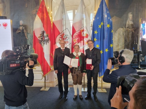 La premiazione di Josef Fauster di Villabassa, storico presidente dell'Associazione delle bande musicali dell'Alto Adige (Foto: ASP)
