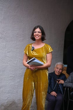 Nina Tabassomi hatte gemeinsam mit Sabine Gamper und Andreas Flora die Preisträgerin 2025 ermittelt. (Foto: LPA/Bürgergenossenschaft Obervinschgau/Marco Telfser)