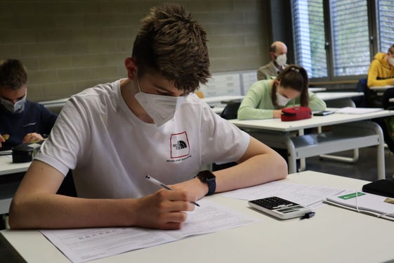Matthias Mair vom Sprachen- und Realgymnasium Bruneck hat den Landeswettbewerb der Chemieolympiade 2022 gewonnen und sich damit den Fahrschein zum Bundeswettbewerb nach Baden bei Wien gesichert. (Foto: LPA/Stefan Pilser)