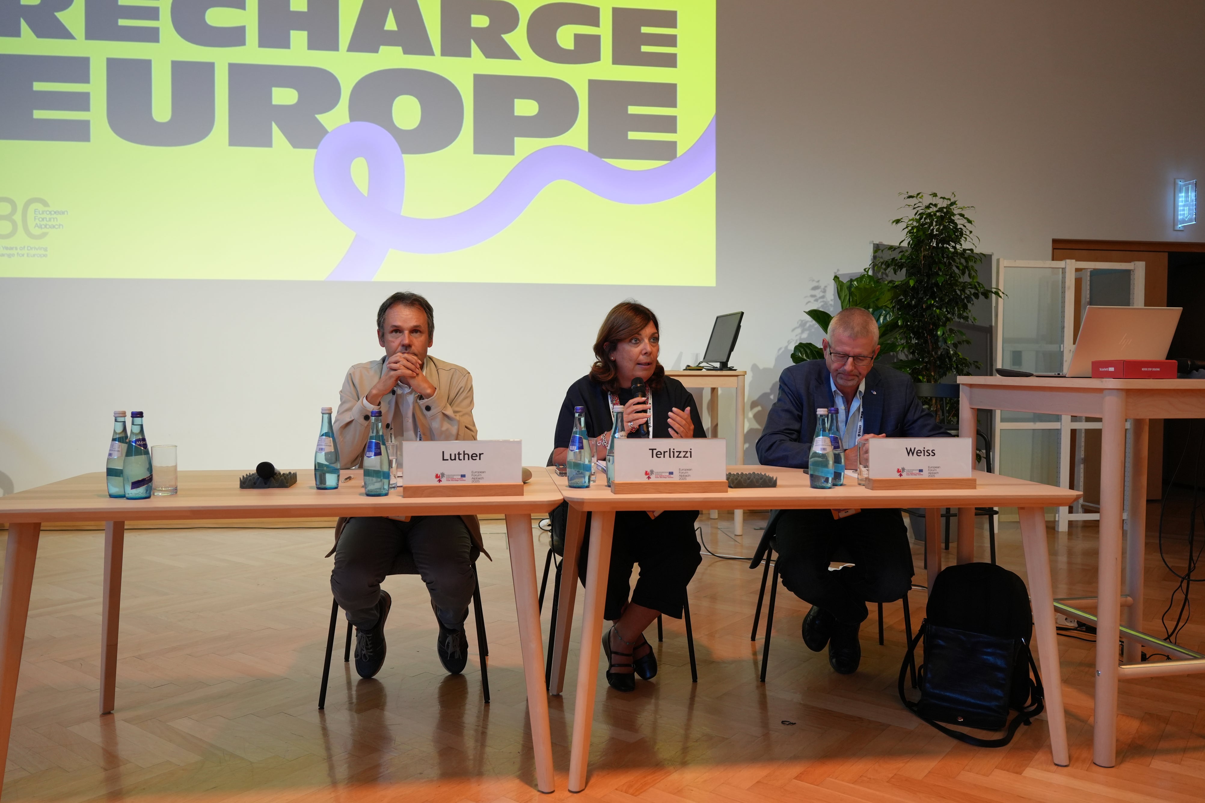 Die ReferentInnen vom Workshop „Bildung für zukunftsorientierte Kompetenzen und hochwertige Arbeitsplätze in der Euregio“: (von links) Stefan Luther (Direktor Abteilung Arbeitsmarktservice Südtirol), Stefania Terlizzi (Direktorin Trentiner Agenzia del Lavoro), Dietmar Weiss (Arbeitsmarktservice AMS Tirol) 