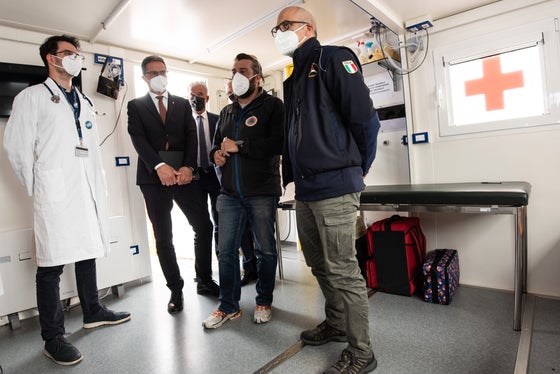 Sopralluogo nel centro di prima accoglienza (da destra): Capo della protezione civile Curcio, coordinatore Vischi, assessore Schuler, presidente Kompatscher con un operatore sanitario dell'ambulatorio mobile (Foto: ASP/Ivo Corrà)
