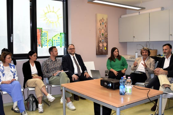 Sie sprachen über den Werdegang des Krankenhauses Sterzing (von links): die Direktorin des Gesundheitsbezirks Brixen Elisabeth Montel, Pflegedienstleiterin Judith Gostner, der koordinierenden Pflegedienstleiter Harald Frena (Gesundheitsbezirk Brixen), der Generaldirektor des Südtiroler Sanitätsbetriebs Christian Kofler, Katharina Trocker, Gesundheitslandesrat Hubert Messner und Sanitätskoordinator Pierpaolo Bertoli im Gesundheitssprengel in Sterzing. (Foto: LPA/Angelika Schrott)