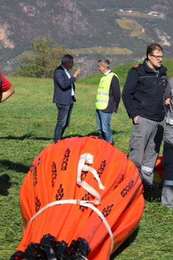 Dieser am Hubschrauber außen angebrachte Löschwasserbehälter fasst 4000 Liter (Foto: LPA/Maja Clara)
