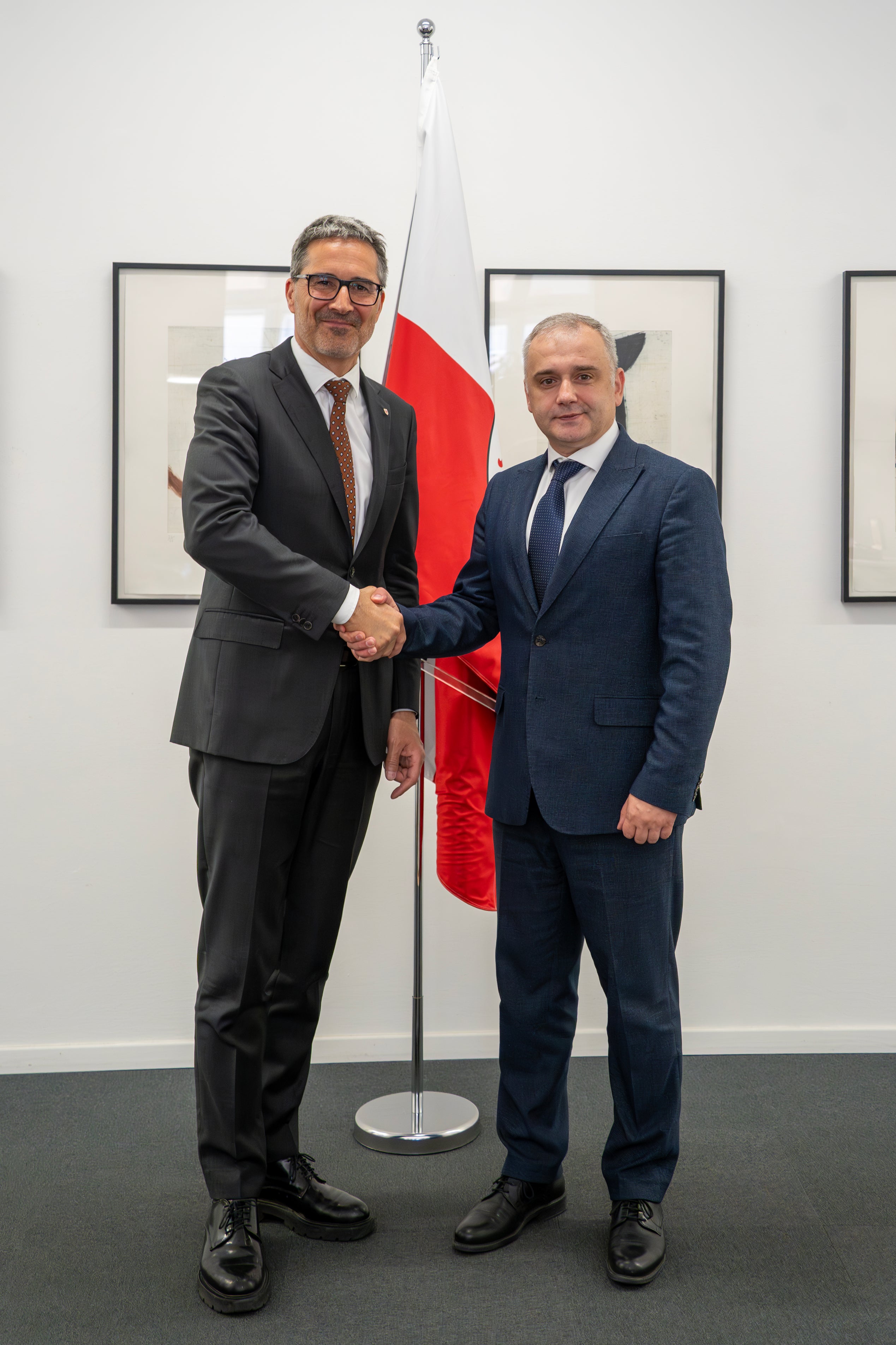 Die Region Transkarpatien gilt aufgrund ihrer geographischen Lage und kulturellen Vielfalt als möglicher Partner Südtirols in einem längerfristigen Austausch. Eine weiterführende Kooperation soll im Rahmen der Ukraine Recovery Conference im Juli in Rom vertieft werden. Am 5. Juni trafen sich erstmals Landeshauptmann Arno Kompatscher und Andriy Sheketa, Erster Vizepräsident des Regionalrats von Transkarpatien, in Bozen. (Foto: Eurac Research/Annelie Bortolotti)