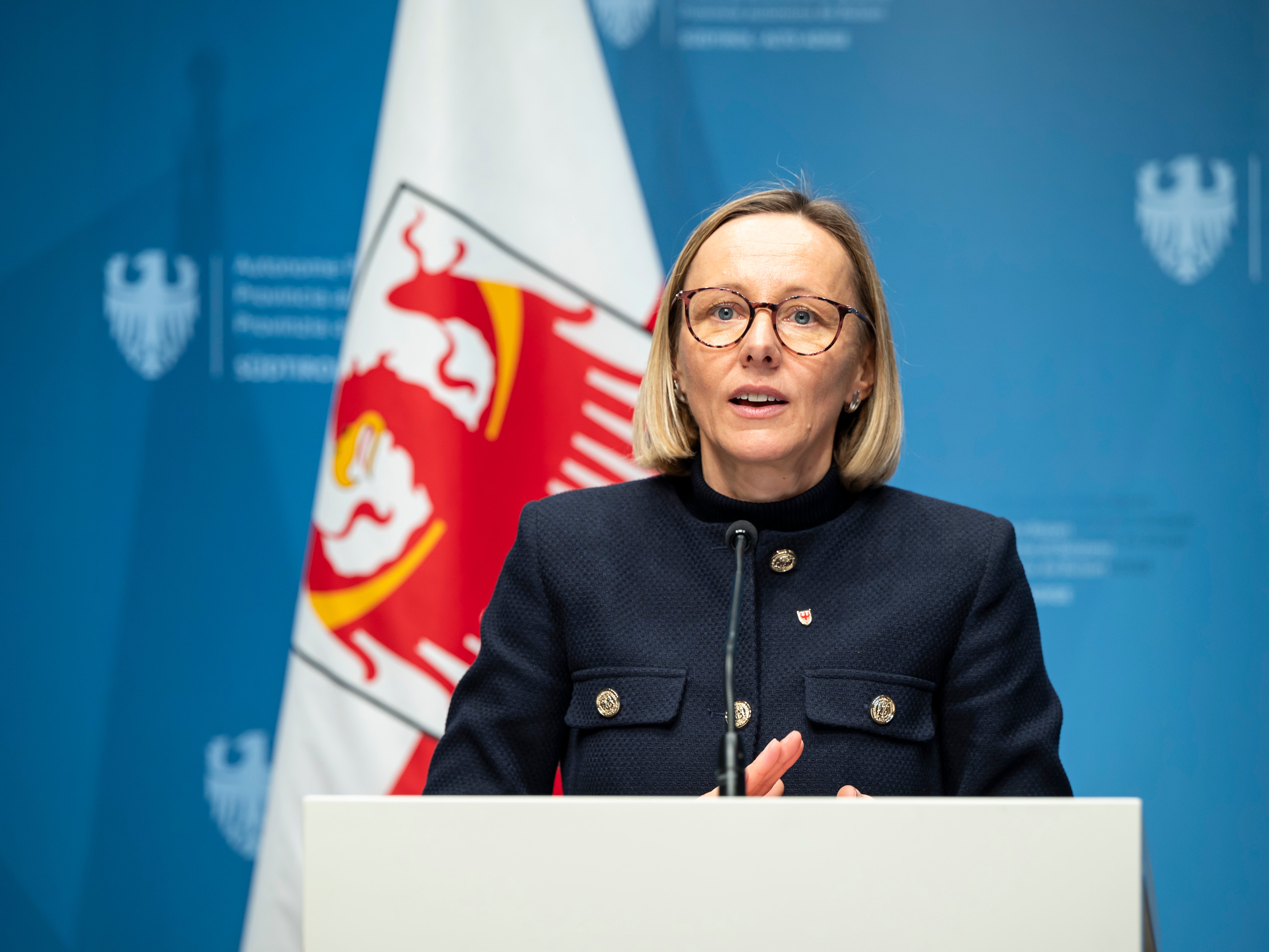 Damit Mitarbeitende des Landes, die in den Ruhestand gehen, ihre Abfertigung schneller bekommen, startet das Land ein Pilotprojekt. Das Land streckt die Geldmittel vor und fordert dann die Auszahlung der fälligen Beträge direkt beim Nationalen Institut für soziale Fürsorge INPS ein. Die Auszahlung soll künftig innerhalb von 90 Tagen und in nur einer Rate erfolgen, sagt Personallandesrätin Magdalena Amhof. (Foto: LPA/Fabio Brucculeri)