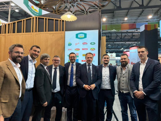 Landesrat Marco Galateo (Fünfter von links) nahm am 11. Mai an der Eröffnung der Messe TuttoFood in Mailand teil. Dort traf er Landwirtschafts- und Ernährungsminister Francesco Lollobrigida (Sechster von link) zu einem Gespräch. (Foto: LPA)
