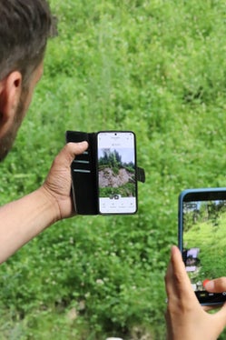 Vorher: Vorarbeiter zeigt die Erosionsfläche am Bacheinhang des Gruipbaches in der Gemeinde Terenten; zwischenzeitlich hat das Amt für Wildbach- und Lawinenverbauung Ost die Fläche mit ingenieurbiologischen Maßnahmen saniert. (Foto: LPA/Maja Clara)