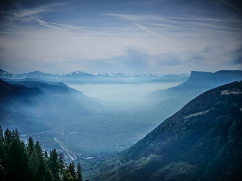 Immagine del mese di aprile 2026: la Valle dell'Adige da Velloi. (Foto: USP/Martin Geier)
