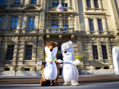 Die Maskottchen Tina & Milo freuen sich auf die Olympischen Spiele 2026 (Foto: LPA/Fabio Brucculeri).