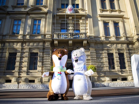 Die Maskottchen Tina & Milo freuen sich auf die Olympischen Spiele 2026 (Foto: LPA/Fabio Brucculeri).