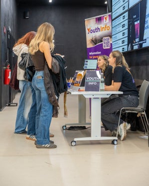 An verschiedenen Thementischen konnten die Jugendlichen ihre konkreten Fragen mit Expertinnen und Experten besprechen. (Foto: LPA/Amt für Jugendarbeit)