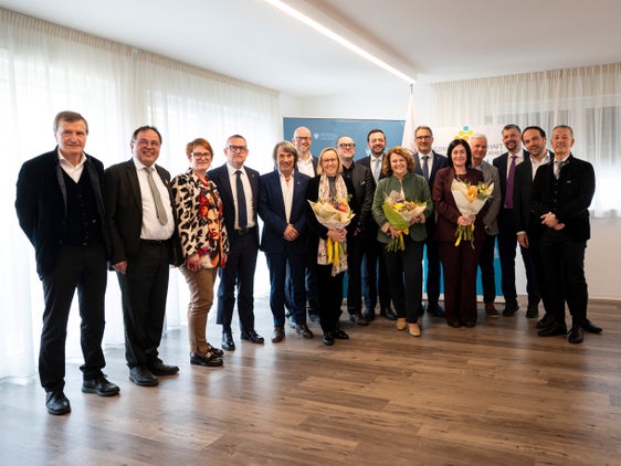 La Giunta provinciale si é riunita a Vipiteno nella sede della Comunità comprensoriale Alta Valle Isarco a Villa Linde. Nella foto (da sinistra), il sindaco Sebastian Helfer (Racines), il sindaco Peter Volgger (Vipiteno), la sindaca Verena Überegger (Campo di Trens), l’assessore Christian Bianchi, l’assessore Hubert Messner, il sindaco Stefan Gufler (Vizze), l’assessora provinciale Magdalena Amhof, il sindaco Martin Alber (Brennero), l'assessore provinciale Marco Galateo, l'assessora provinciale Rosmarie Pamer, il presidente della Provincia Arno Kompatscher, l'assessora provinciale Ulli Mair, il sindaco Thomas Klapfer (Fortezza), l'assessore provinciale Daniel Alfreider, l'assessore provinciale Philipp Achammer e l'assessore provinciale Peter Brunner (Foto: USP/Fabio Brucculeri)
