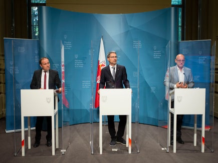 Um der Wasserknappheit zu begegnen, sei länderübergreifende Zusammenarbeit, aber auch der sorgsame Umgang mit dem lebenswichtigen Gut Wasser aller Menschen gefragt, betonen (v.l.) LR Vettorato, LH Kompatscher und Umweltagenturdirektor Ruffini. (Foto: LPA/Fabio Brucculeri)