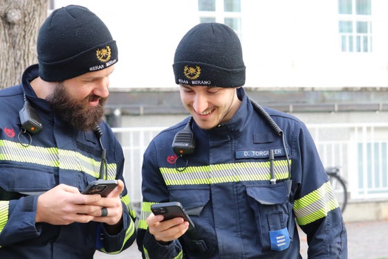Auch sie beteiligten sich am Hochwassertag auf der Passerpromenade: Mitglieder der Freiwilligen Feuerwehr Meran. (Foto: LPA/Maja Clara)