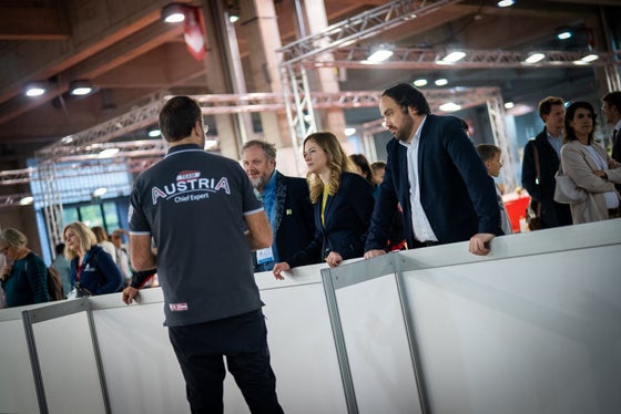 Claudia Plakolm (Mitte) und Philipp Achammer (rechts) im Gespräch mit einem Teilnehmer an den Worldskills, die derzeit am Bozner Messegelände über die Bühne gehen. Mit im Bild Gert Lanz (links).  (Foto: LPA/Bildungsassessorat)
