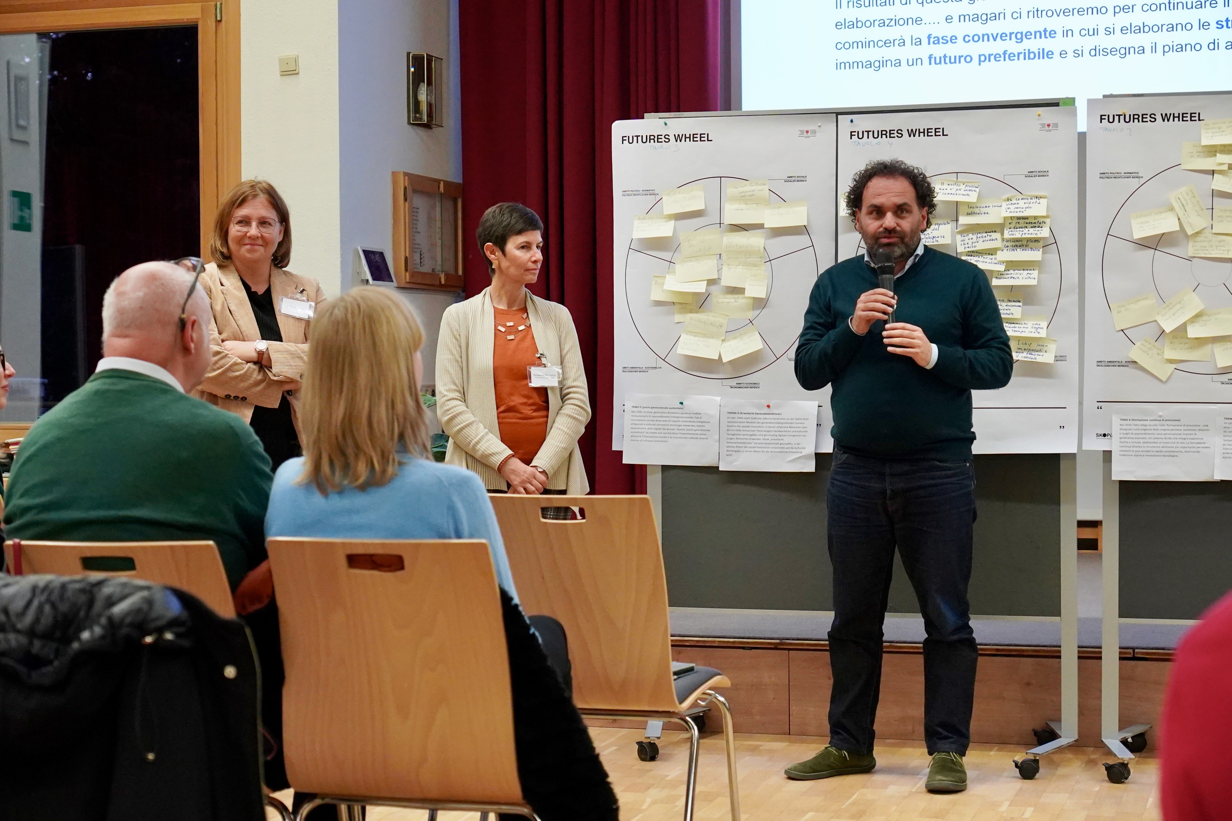 Una rete della formazione, per il dialogo e il confronto tra i diversi protagonisti del settore. La direttrice dell'Ufficio Educazione permanente della Ripartizione Cultura tedesca Anika Michelon (nella foto la prima sinistra), la direttrice dell'Ufficio Bilinguismo e lingue straniere, Donatella Ricchetto, e il direttore dell'Ufficio Educazione permanente, biblioteche e audiovisivi, Luca Bizzarri.  (Foto: USP/Ufficio Educazione permanente e lingue/Astrid Crepaz) 