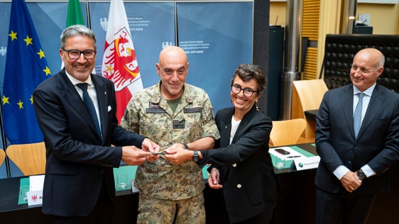 La consegna simbolica al presidente Kompatscher della chiave della Caserma Rossi di Merano da parte del capo di Stato Maggiore dell'Esercito, generale di Corpo d'Armata Carmine Masiello, e del direttore dell'Agenzia del Demanio, Alessandra dal Verme. (Foto: USP/Fabio Brucculeri)