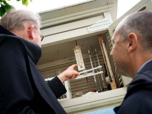 Vista della storica stazione meteorologica dell'Abbazia di Monte Maria con Padre Anselm Krieg (a sinistra) e Günther Geier (Ufficio Meteorologia e prevenzione valanghe). I sacerdoti registrano temperatura e precipitazioni dal 1856. (Foto: ASP/Fabio Brucculeri)  