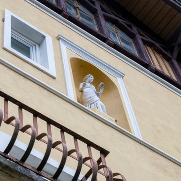 In den Nischen sind neoklassizistische Frauenfiguren in antiken Gewändern zu finden, unter anderem eine lesende Frauenfigur. (Foto: Landesdenkmalamt/Manuela Tessaro) 