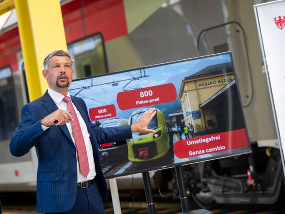 Gli abbonamenti altoadigemobilità sono raddoppiati dal 2021, come ha sottolineato l'assessore provinciale alla Mobilità Daniel Alfreider nel corso della sua conferenza stampa #primotempo a metà del suo mandato: “La mobilità deve essere semplice e accessibile a tutti. Il nostro obiettivo è offrire una soluzione adatta alle persone, indipendentemente dall’età o dalla situazione personale. Oggi l’altoadigemobilità&nbsp;Pass è molto più di un titolo di viaggio: è un compagno quotidiano per migliaia di cittadine e cittadini”. (Foto: USP/Fabio Brucculeri)