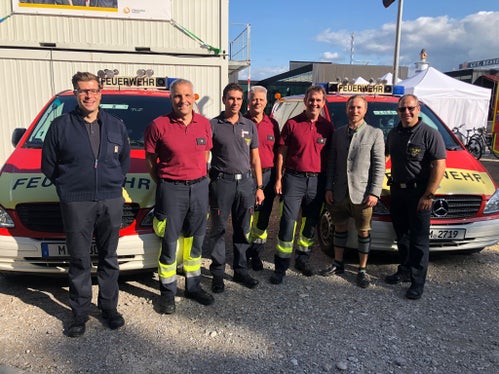 Bewährte Zusammenarbeit seit über zehn Jahren: Feuerwehrleute aus München und Bozen auf der Wiesenwache (Foto: LPA/Berufsfeuerwehr Bozen)