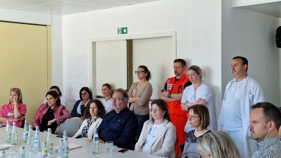 In linea di massima, durante i colloqui con il personale è stata sottolineata la buona collaborazione tra i vari gruppi professionali. L’assistenza sanitaria nell'Alta Val d'Isarco è ben organizzata tra medicina generale, Distretto sanitario, assistenza domiciliare e Ospedale. Nella foto alcuni dirigenti del Comprensorio sanitario di Bressanone; seduta a destra la direttrice del Comprensorio Elisabeth Montel. (Foto: USP/Katharina Trocker)