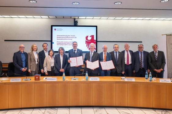 Die Zusammenarbeit in der Forschung ist besiegelt: Der Präsident der Claudiana und der Claudiana Research, Klaus Eisendle, die Präsidentin des Instituts für Allgemeinmedizin, Doris Hager von Strobele Prainsack, Forschungslandesrat Philipp Achammer, die Präsidentin des NOI Techpark, Helga Thaler Ausserhofer, Gesundheitslandesrat Hubert Messner, Landeshauptmann Arno Kompatscher, der Generaldirektor der Università Cattolica del Sacro Cuore, Paolo Nusiner, der Rektor der Freien Universität Bozen, Alex Weissensteiner, der Dekan der Fakultät für Medizin und Chirurgie der Università Cattolica, Alessandro Sgambato, der Präsident der Eurac Resarch, Roland Psenner, der Generaldirektor des Südtiroler Sanitätsbetriebs, Christian Kofler und der Koordinator des Vorhabens, Horand Meier, mit dem Memorandum of Understanding. (Foto: LPA/Greta Stuefer)