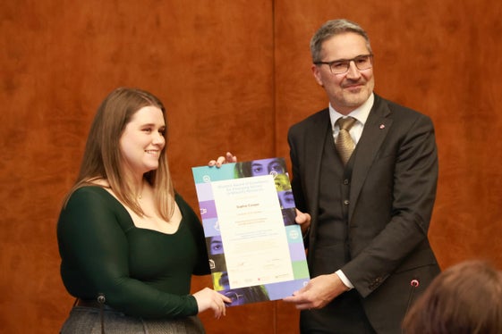 Landeshauptmann Arno Kompatscher gratulierte Preisträgerin Sophie Cooper. (Foto: LPA)