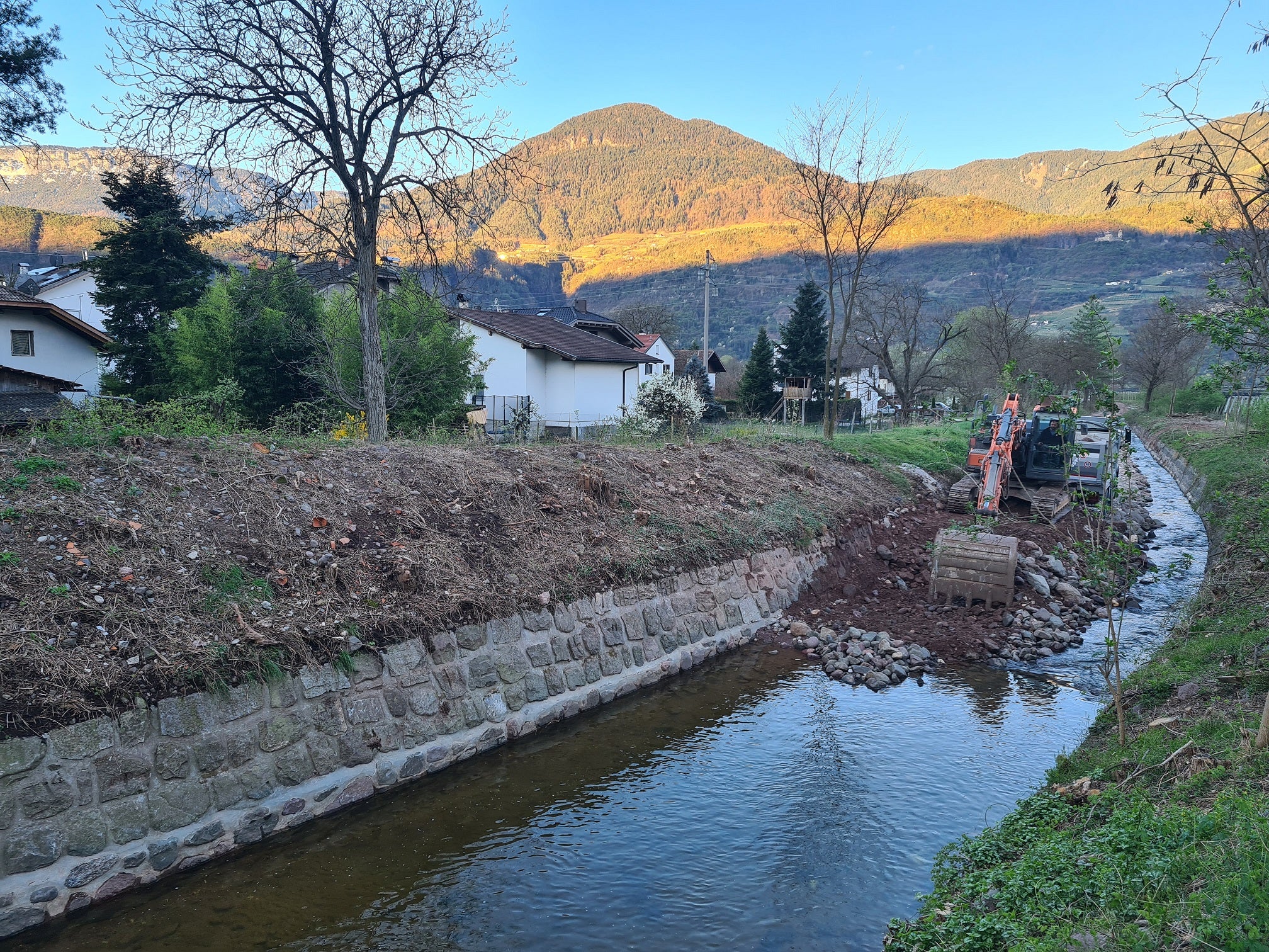 Die Wildbachverbauung hat im Herbst vergangenen Jahres mit den Bauarbeiten im Aschlerbach in Gargazon begonnen und nach der Winterpause im Juni abgeschlossen. (Foto: LPA/Landesamt für Wildbach- und Lawinenverbauung Süd in der Agentur für Bevölkerungsschutz)