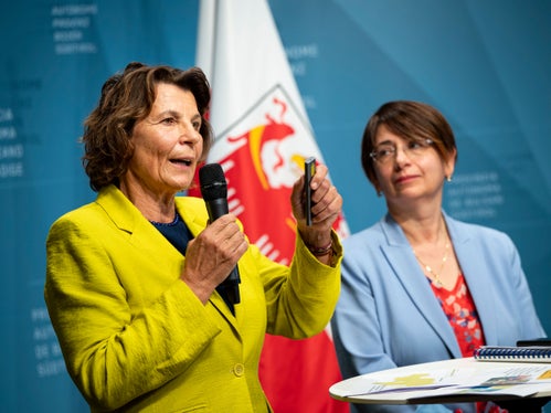 Maria Hochgruber Kuenzer, Präsidentin der Sozialgenossenschaft Mit Bäuerinnen lernen – wachsen – leben, und Liliana di Fede, Direktorin des Betriebes für Sozialdienste Bozen, berichteten über die Kleinkindbetreuung in ihren Tätigkeitsbereichen. (Foto: LPA/Fabio Brucculeri)